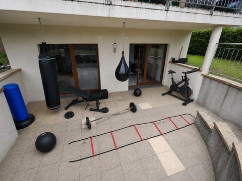 Notre espace d'entraînement : sacs de frappe, banc, barre et médecine balls