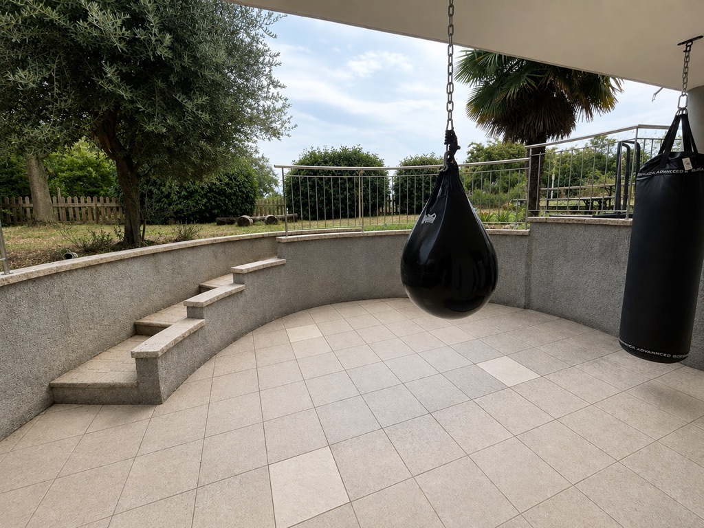 Notre espace d'entraînement à Saint-Prex : sacs de frappe sur terrasse couverte